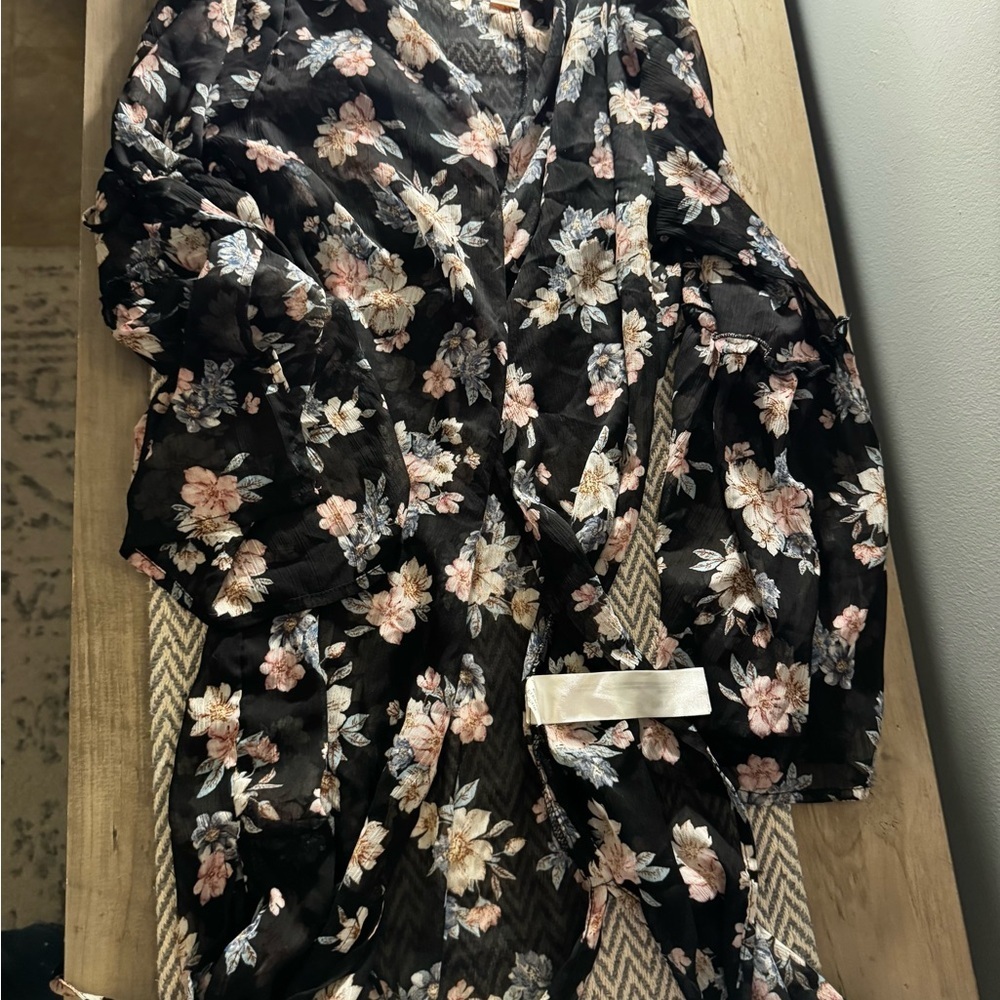 Band of Gypsies Black Floral Wrap - Picture 2 of 6
